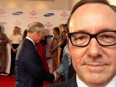 ΔΕΙΤΕ την selfie του Κέβιν Σπέισι που έσ...