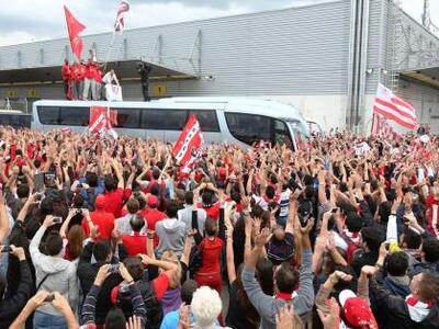 Υποδοχή ηρώων στους παίχτες του Ολυμπιακ...