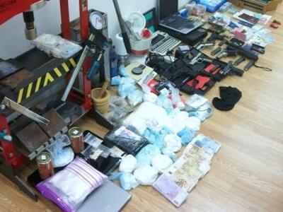 Έμπορος ναρκωτικών κυκλοφορούσε με επτά ...