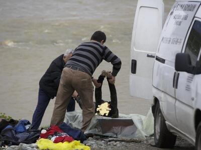 Εκατοντάδες απεγνωσμένοι πρόσφυγες από τ...