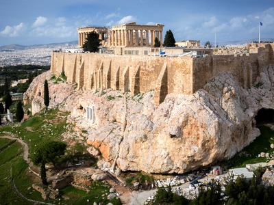 Άνδρας έπεσε από το τείχος της Ακρόπολης...