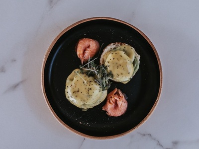 Eggs Benedict salmon με μους αβοκάντο κα...