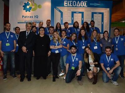 Η πρύτανις μαζί με την ομάδα του PatrasIQ