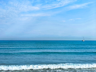 Καιρός αύριο: Ανεβαίνει κι άλλο η θερμοκ...