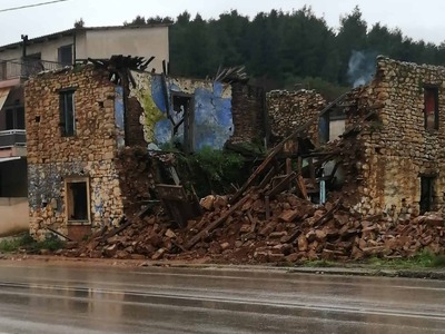 Αγρίνιο: Κατέρρευσε παλαιό σπίτι στην Κυψέλη! ΦΩΤΟ
