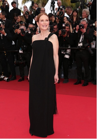 Tζουλιάν Μουρ με φόρεμα Balenciaga και κ...