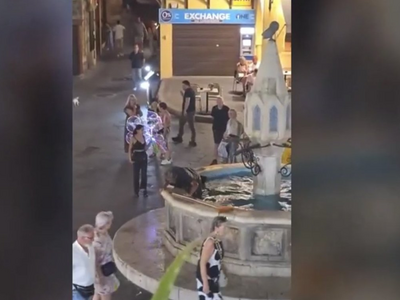 Ρόδος: Οργή για το βίντεο με νεαρό που ρ...