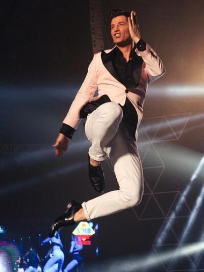 Eναρξη με Sakis, αλματα και το τραγούδι ...