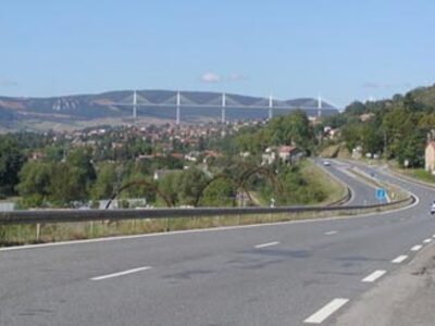 Ο Hochtief "πουλά" μερίδιο απο...