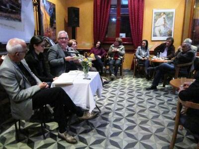 Στο βάθος δεξιά διακρίνονται η Alicia Vi...