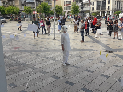 Πάτρα: Μια διαμαρτυρία… αλλιώς από τους εκπαιδευτικούς με σιωπή, σώμα και τέχνη στην πλατεία Γεωργίου Πάτρα: Μια διαμαρτυρία… αλλιώς από τους εκπαιδευτικούς με σιωπή, σώμα και τέχνη στην πλατεία Γεωργίου