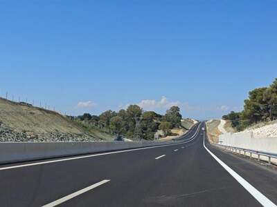 Πατρών- Πύργου: Τρελή πορεία αυτοκινήτου...