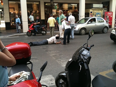 Μηχανή παρέσυρε πεζό στο κέντρο της Πάτρας