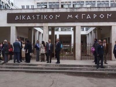 Απέχουν από τα καθήκοντα τους και οι δικ...