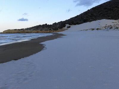 Το πρωί της Κυριακής η παραλία είναι ακόμη λευκή
