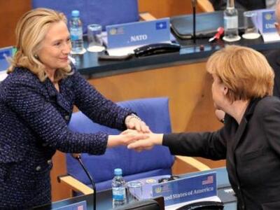 Ύμνοι της Χίλαρι για τη Μέρκελ: "Αυ...