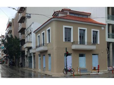 Φόρεσε τα καλά του το σπίτι στην οδό Καρόλου