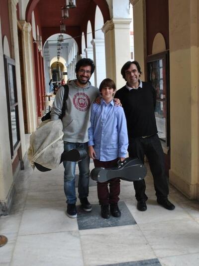 Ο σκηνοθέτης Μίλτος Νίκας και τα μέλη τη...