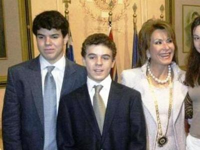 Η Γιάννα γέλαγε με το «χαμό» που προκάλε...