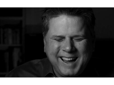 Ο τυφλός κριτικός κινηματογράφου, Τόμι Έ...