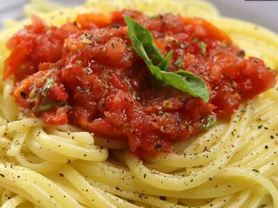 Καλοκαιρινή μακαρονάδα με σάλτσα ωμής ντομάτας