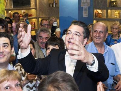 Δεν αποσύρεται από την κούρσα διαδοχής σ...