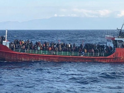 Αιγαίο: Τουρκικό πλοίο με 400 μετανάστες...