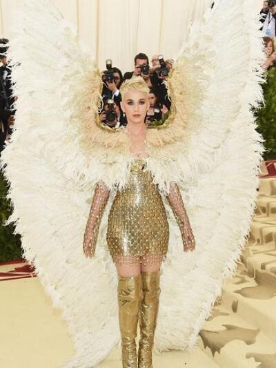 KEITI ΠΕΡΙ ME VERSACE