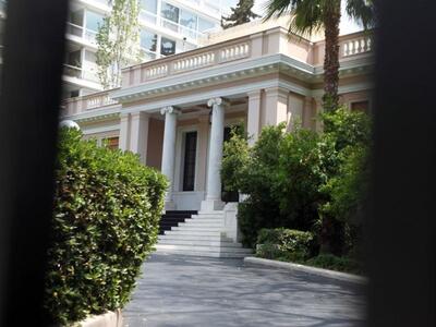 Ο Καραβοκύρης, ο Πικραμένος και μια...γυ...