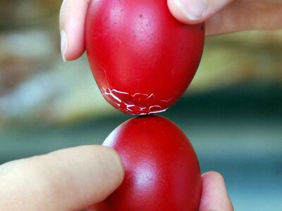 Πάσχα: Γιατί τσουγκρίζουμε τα κόκκινα αυγά;