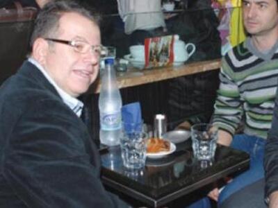 Ο Τάκης Βαρνακιώτης αριστερά