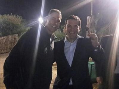 Ο Τσίπρας λυγίζει κουτάλια με τον... μάγ...