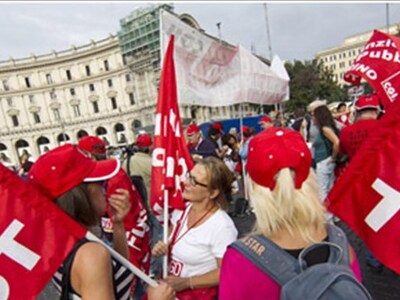 Ιταλία: Τα συνδικάτα ζητούν να μην καταρ...