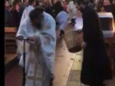 Ο ιερέας με το...πατίνι ... Έγινε viral ...