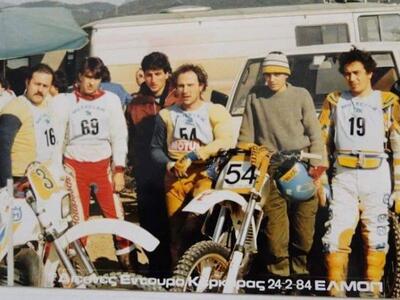 Και η φωτ. του 1985, μεταξύ άλλων οι: Κώ...