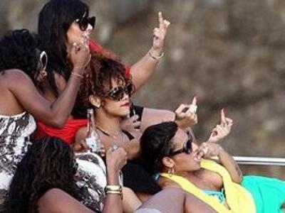 Το "ψιλο(;)γκέι" πάρτι της Rih...