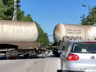 Θεσσαλονίκη: Τρένο περνά με ανεβασμένες ...