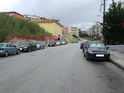 Αρόη κρεμάστρα στα κάγκελα του ΓΕΛ