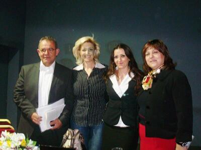 "Εργαζόμενες μητέρες στη σκιά του Μ...