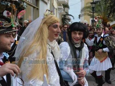 Οι Μωμόγεροι ξεσήκωσαν το ιστορικό κέντρ...