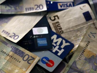 Ηλεία: Του πήρε 175 ευρώ και τις τραπεζικές κάρτες