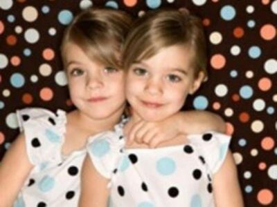 Έμαθε οτι έχει δίδυμη αδελφή όταν τη συν...