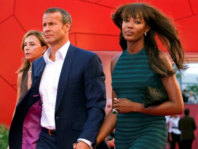 Το μοντέλο Ναόμι Κάμπελ, δεξιά, φθάνει μ...