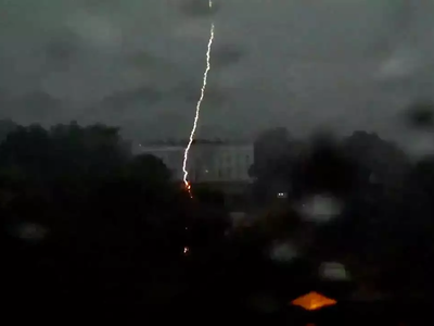 ΗΠΑ: Κεραυνός έπεσε κοντά στον Λευκό Οίκ...