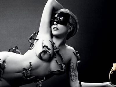 Τι κάνουν τόσοι άνδρες στο γυμνό κορμί τ...