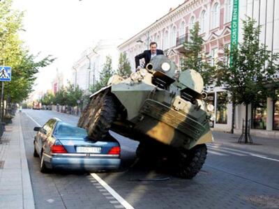 Λιθουανία: Δήμαρχος ισοπεδώνει αμάξι με ...
