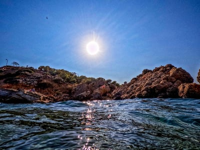 Καιρός σήμερα: Επιμένει η ζέστη, στους 3...