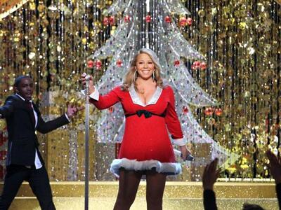 H Μαράια Κάρει τραγουδάει Oh Santa!  