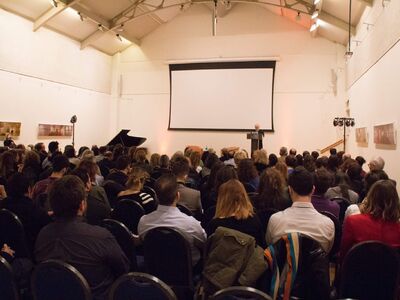 Στο βήμα ο καθηγητής του king's college ...