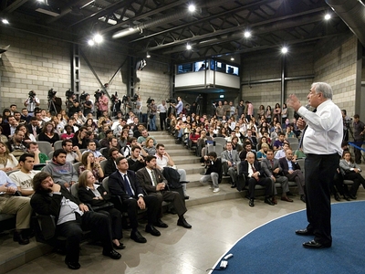 Φοιτητές έσπασαν τζαμαρία του Ανοιχτού Π...